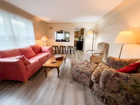 3 Bed, 1 Bath, Upper Flat Apartment in Lake Erie