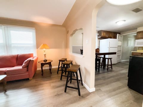 3 Bed, 1 Bath, Upper Flat Apartment in Lake Erie