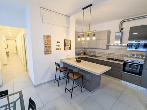 Dining area, kitchen