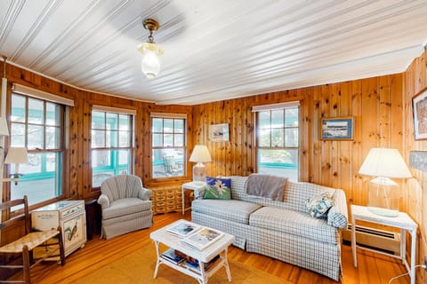 Lakefront Retreat House in Naples