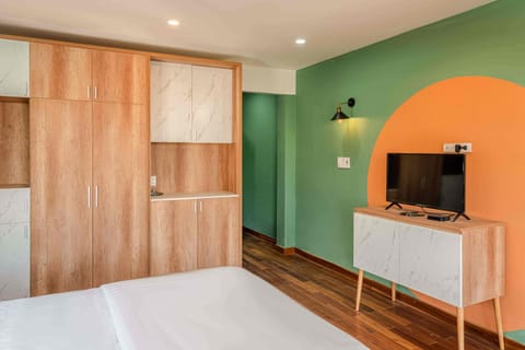 Bed, TV and multimedia, Photo of the whole room, Bedroom, wardrobe