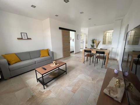 Bed, TV and multimedia, Living room, Dining area