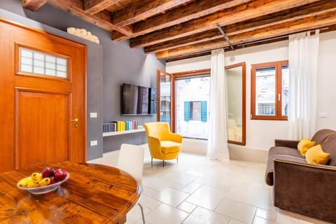 TV and multimedia, Living room, Seating area, Evening entertainment, Food