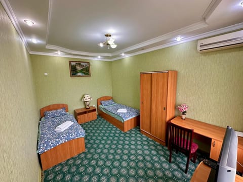 Bed, TV and multimedia, Photo of the whole room, Bedroom, hair dresser, air conditioner