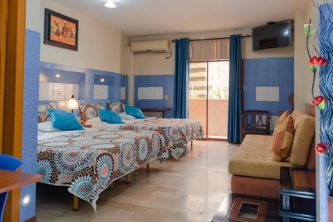 Bed, TV and multimedia, Balcony/Terrace, Living room, Photo of the whole room, City view, air conditioner