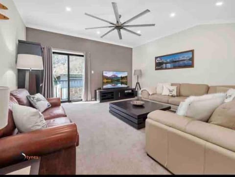 TV and multimedia, View (from property/room), Living room, Seating area, Evening entertainment, Mountain view