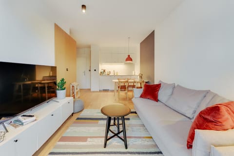 TV and multimedia, Kitchen or kitchenette, Living room, Seating area, Dining area