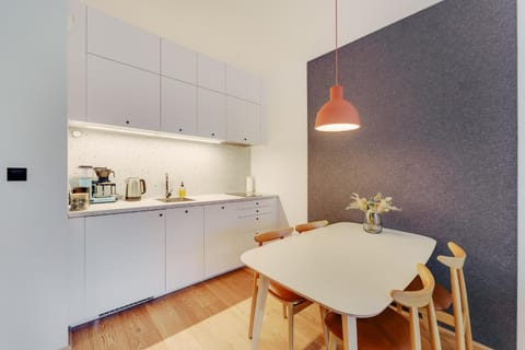 Coffee/tea facilities, Kitchen or kitchenette, Dining area, stove