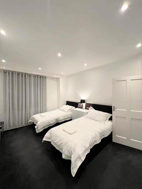 Lovely 2 Bed Apt close to Silverburn Mall Apartment in Glasgow