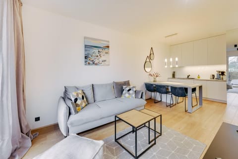 Kitchen or kitchenette, Living room, Seating area, Dining area