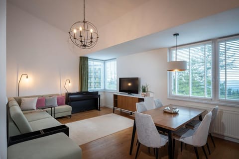 TV and multimedia, Living room, Seating area, Dining area