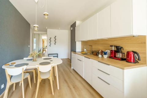 Coffee/tea facilities, Kitchen or kitchenette, Dining area