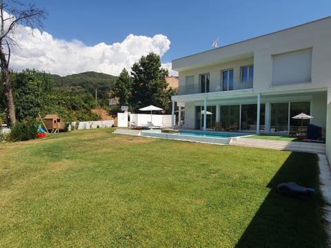 Property building, Day, Natural landscape, Garden, Garden view, Mountain view, Pool view, Swimming pool