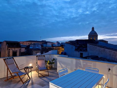 View (from property/room), Balcony/Terrace, Dining area, sunbed