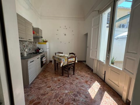 Kitchen or kitchenette, Dining area, minibar, oven, stove