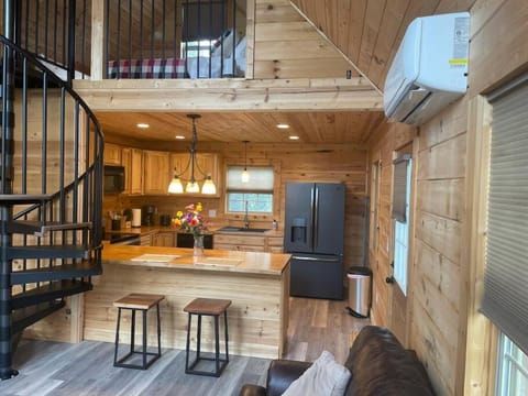 Cozy 1 bedroom cabin in the heart of Jonesborough Cabin in Johnson City