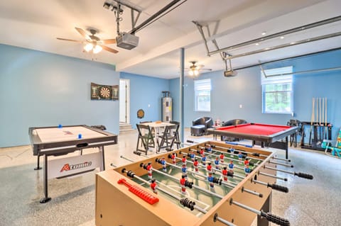 Hot Tub and Deck Gorgeous Retreat in Pocono Summit! House in Coolbaugh Township