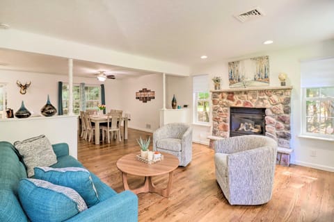 Hot Tub and Deck Gorgeous Retreat in Pocono Summit! House in Coolbaugh Township