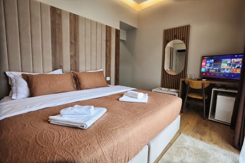 Bed, TV and multimedia, Photo of the whole room, Bedroom, towels