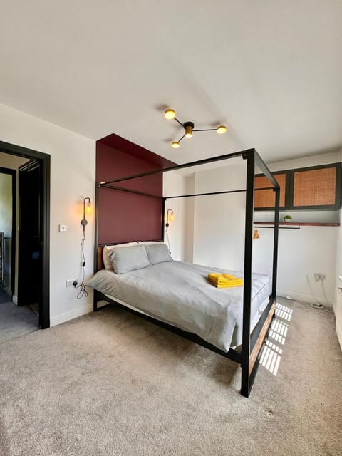 Sophisticated Home with Beautiful & Large Garden House in Cardiff