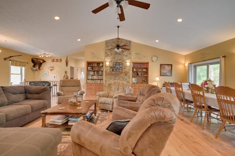 Family-Friendly Retreat with Deck in Cassville! House in Raystown Lake