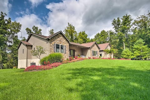 Family-Friendly Retreat with Deck in Cassville! House in Raystown Lake