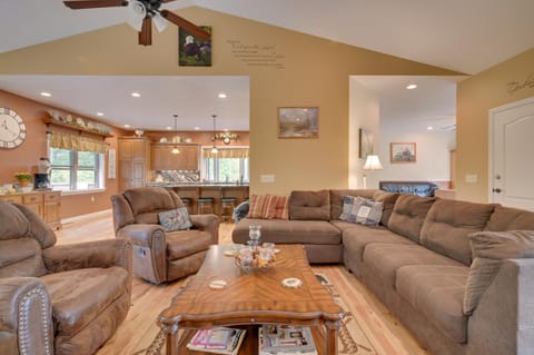 Family-Friendly Retreat with Deck in Cassville! House in Raystown Lake