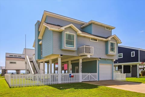 Property building, Facade/entrance, Balcony/Terrace, Parking