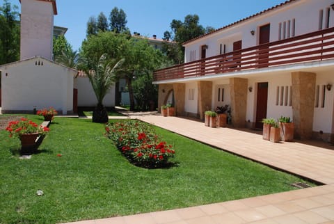 Communal lounge/ TV room, Facade/entrance, Off site, Garden