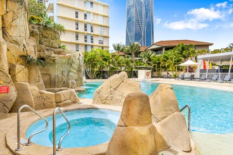 Property building, Day, Hot Tub, Swimming pool, Swimming pool, sunbed
