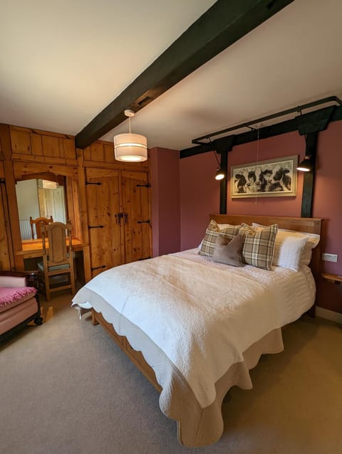 Photo of the whole room, Bedroom, wardrobe