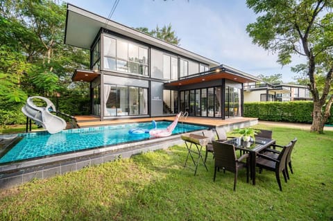 Property building, Garden, Garden view, Swimming pool