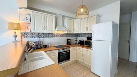 Coffee/tea facilities, Kitchen or kitchenette, dishwasher, minibar, oven, stove, toaster