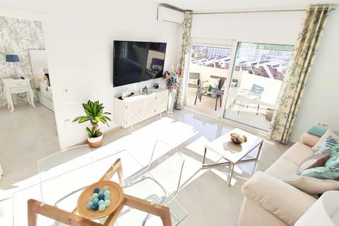 Communal lounge/ TV room, Living room, Seating area, Dining area, air conditioner