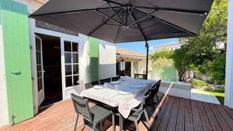Property building, Patio, Garden, Balcony/Terrace, Balcony/Terrace, Dining area, Garden view
