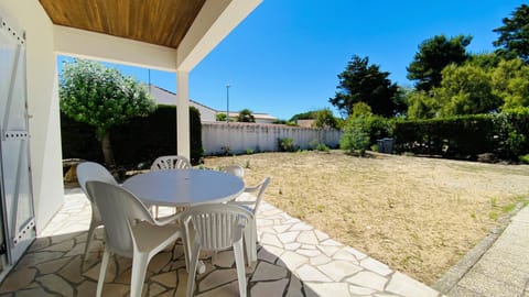 Patio, Garden, Dining area, Garden view