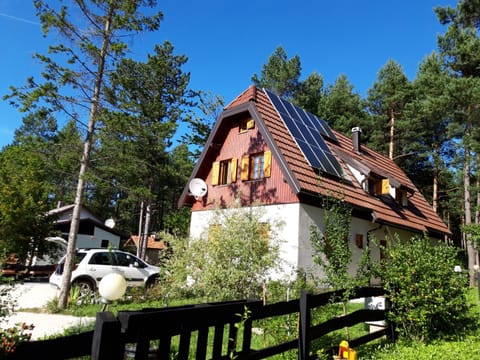 Property building, Day, Natural landscape, Inner courtyard view, Parking, locker