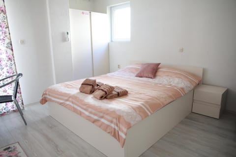 Bed, towels