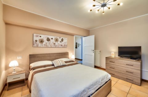 Bed, TV and multimedia, Bedroom