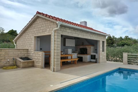 BBQ facilities, Swimming pool
