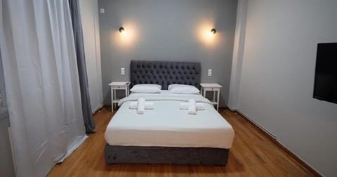 Bed, TV and multimedia, Photo of the whole room, Bedroom, towels