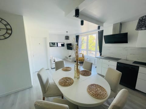 Communal lounge/ TV room, TV and multimedia, Kitchen or kitchenette, Living room, Seating area, Dining area