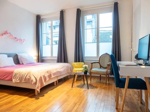 Bed, Photo of the whole room, Bedroom, hair dresser, locker