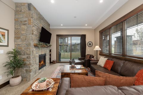 TV and multimedia, Living room, Seating area, fireplace, furniture