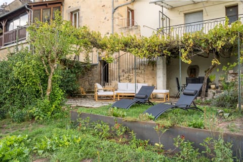 Property building, Patio, Day, Garden, Living room, Garden view, sunbed