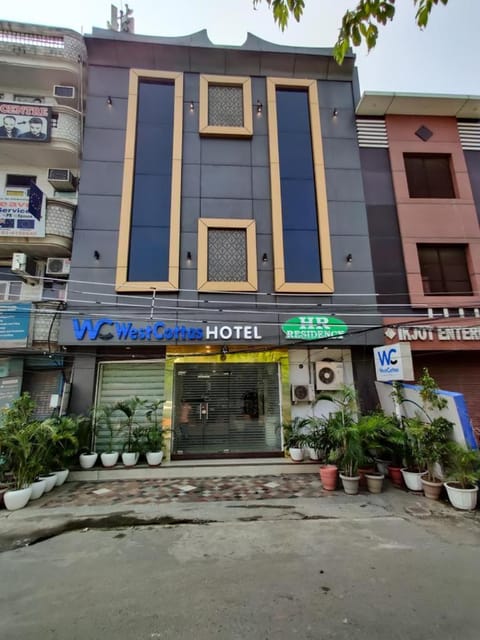 Property building, Facade/entrance, Day, City view, Location