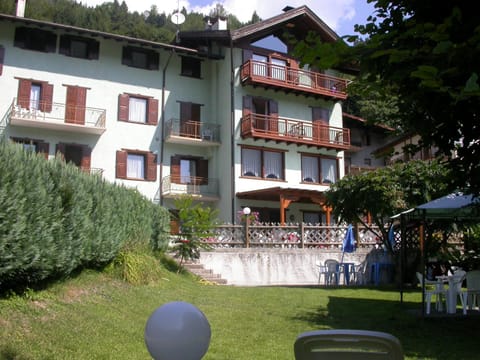 Property building, Spring, Day, Garden, View (from property/room), Balcony/Terrace, Garden view
