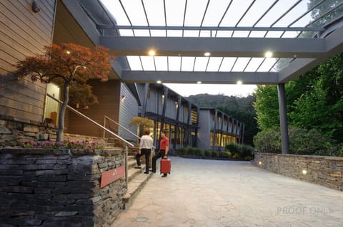 Facade/entrance, Day, People, On-site shops, Fitness centre/facilities, Business facilities
