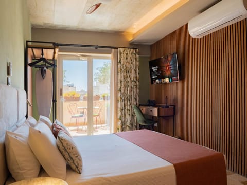 Bed, TV and multimedia, Evening entertainment, Bedroom