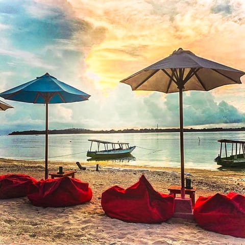 Restaurant/places to eat, Neighbourhood, Natural landscape, Beach